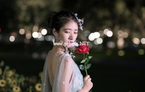 平安夜一个人说说 圣诞夜没有礼物也没有他，只有无尽的孤独罢