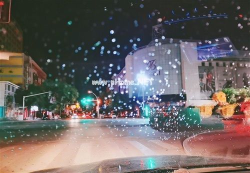 适合男人下雨天发的朋友圈说说