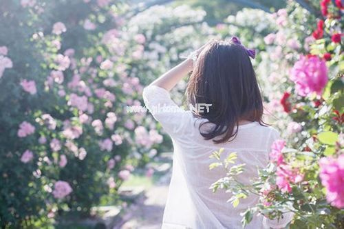 关于自嘲的搞笑句子 自嘲爆笑的幽默句子
