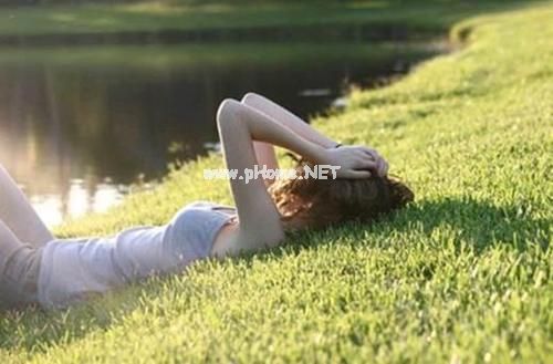 抖音伤感句子 我们都一样流着眼泪笑着说自己没事