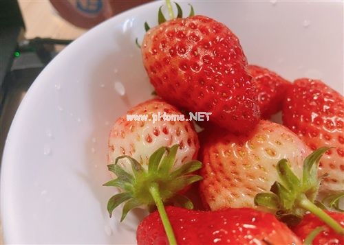 吃草莓发朋友圈的说说 草莓的朋友圈怎么配文字