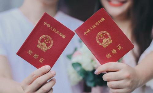 领证时适合发朋友圈的句子 适合发朋友宣布结婚的话