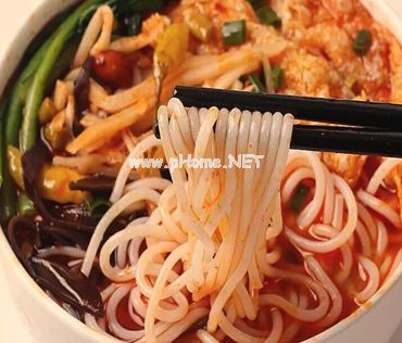 吃螺蛳粉发朋友圈的句子 吃螺蛳粉的可爱说说发朋友圈(精选29句)